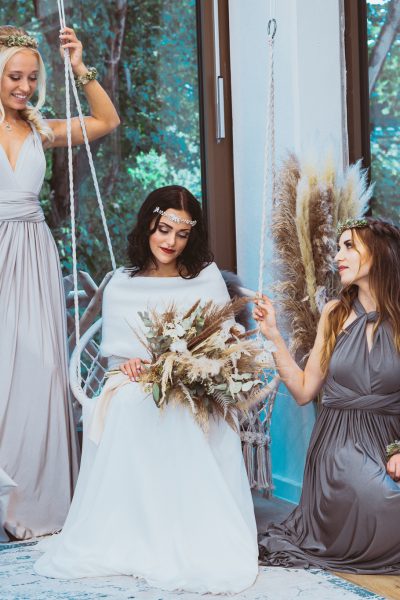 Braut mit Trauzeuginnen im Wickelkleid posieren