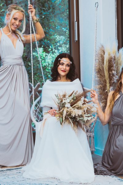Braut mit Trauzeuginnen im Wickelkleid posieren