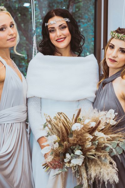Braut mit Trauzeuginnen im Wickelkleid posieren