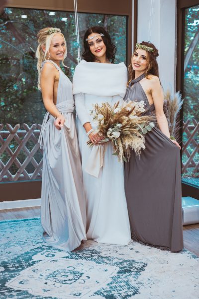 Braut mit Trauzeuginnen im Wickelkleid posieren