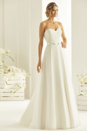 Schlichtes Brautkleid ohne Trägern und mit Gürtel